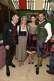 Peter Mey (Leiter BMW Niederlassung München) und Frau Candy Pomp , Sophie Wepper und David Meister 